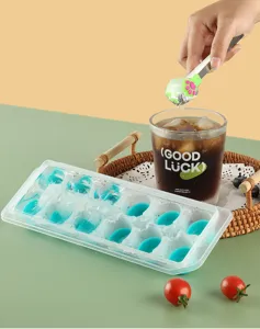 Bandeja de cubitos de hielo de silicona con tapa. Molde para hacer hielo de cocina en casa.