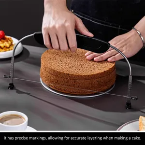 Coupe-gâteau en acier inoxydable avec fil réglable pour un découpage précis en couches.