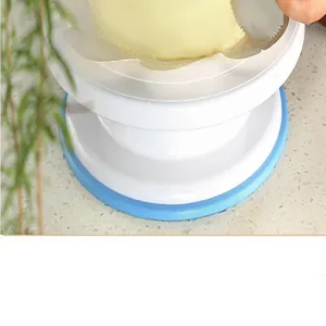 Soporte giratorio para tartas con base antideslizante, ideal para repostería y decoración.