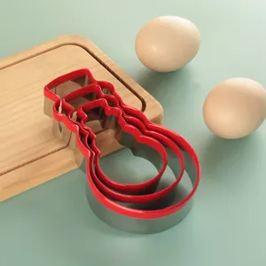 Détail d'emporte-pièce bonhomme de neige en inox, moule de cuisson imbriqué pour fruits.
