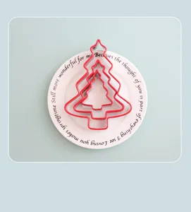 Ensemble d'emporte-pièces de sapin de Noël en métal rouge pour pâtisserie et fruits.