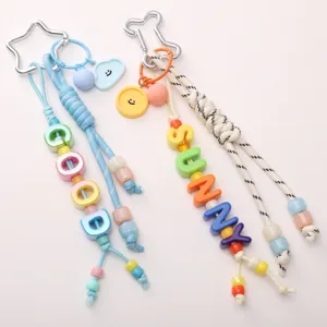 Süße bunte Perlen Schlüsselanhänger mit Smiley und Buchstaben, DIY geflochtene Taschenanhänger.