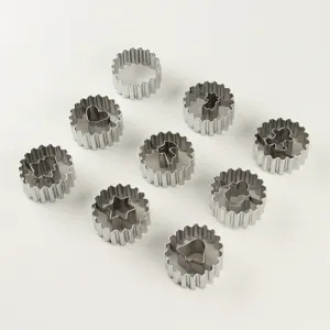 Edelstahl Keksausstecher 9er Set mit Wellenrand fuer die Zubereitung von Plaetzchen.