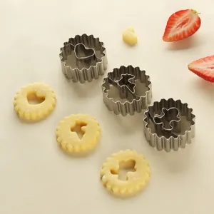 Edelstahl Keksform Set mit gewellten Rändern und Ausstechformen zum Backen von Plätzchen.