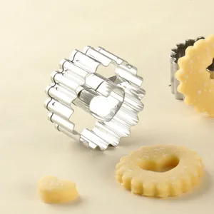 Edelstahl Keksausstecher Set runde Backform mit Herz Motiv fuer leckere Plaetzchen backen