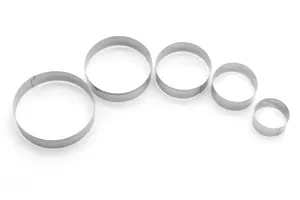 Lot de 5 cercles a mousse ronds en acier inoxydable, vue de detail pour patisserie.