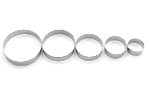 Detail du set de cercles a mousse ronds en acier inoxydable avec bords lisses en metal.