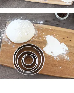 Lot de 5 emporte-pièces ronds en acier inoxydable pour biscuits et pâtisseries maison.