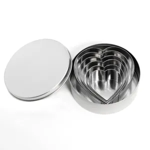 Edelstahl Herz Keksausstecher Set mit runder Metalldose fuer DIY Backen und Fondant.