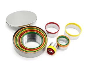 Detalle del juego de cortadores de galletas de acero inoxidable, anillos con bordes coloridos.