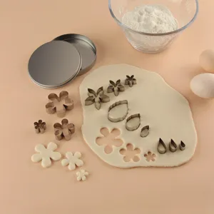Set de cortadores de galletas de acero inoxidable, mini molde de horno de flores de 12 piezas.