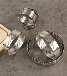 Détail de cercle à mousse en acier inoxydable perforé avec texture de cuisson et micro-trous.