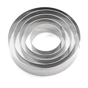 Ensemble d'emporte-pièces ronds et cercles à mousse en inox, moules à gâteaux.