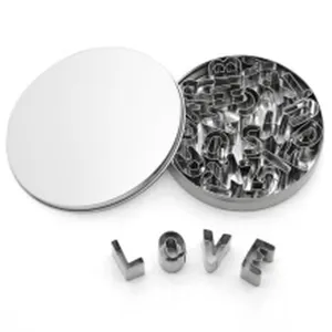 Set tagliabiscotti lettere in acciaio inox con scatola tonda per dolci fai da te.