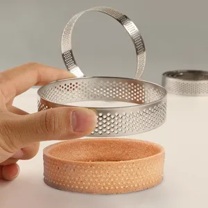 Cercle a mousse en acier inoxydable perfore moule a tarte patisserie de cuisine.