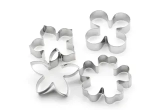 Stainless steel flower cookie cutter detail view, precision cutting edge for DIY baking tools.