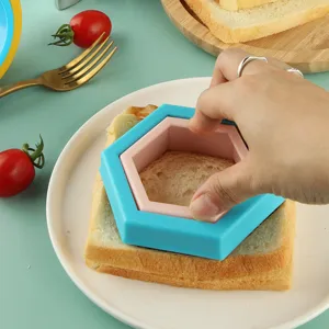 Kinder Sandwichtoast Form zum Schneiden, kreatives sechseckiges Küchenwerkzeug in Blau Rosa.