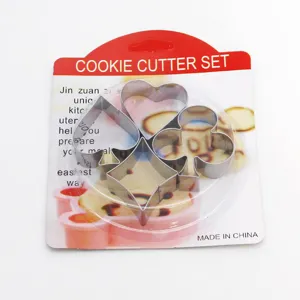 Set di 4 tagliabiscotti a tema poker in acciaio inossidabile, ideale per la pasticceria fai da te.