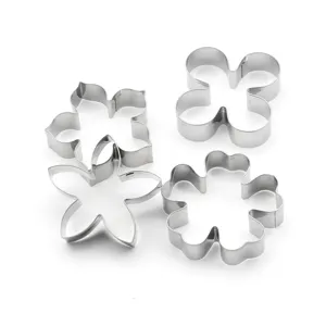 Stainless steel 4-piece flower cookie cutters set, perfect for baking pastries and DIY cakes.