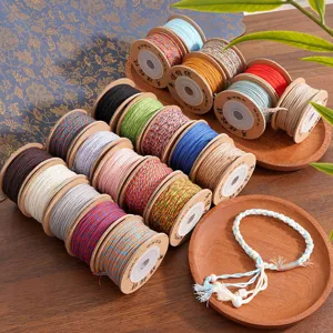 Cordini di cotone colorati fatti a mano per bracciali di perline vista dettagliata.