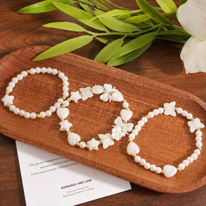 Scatto dettagliato del set di bracciali di perle ABS con bellissimi ciondoli