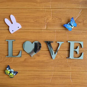 Vista dettagliata dell'adesivo murale LOVE in acrilico a specchio EVA per la casa.