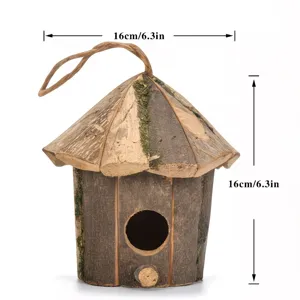 Rustikales Holzvogelhaus für Gartendekoration, natürliche Rinde Hängendes Nest mit Seil.