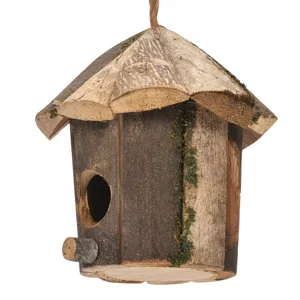 Holzvogelhaus Detail mit natürlicher Rinde und Moosdeko für den Gartenbereich ideal.