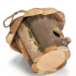Handgemachtes rustikales Holzvogelhaus für Garten Hängedekoration mit Naturrinde und Moos.