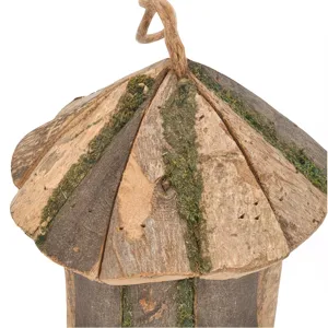 Holz Vogelhaus Detailansicht, rustikales Baumrinde und Moos Design für die schöne Gartendeko.