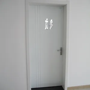 Vue détaillée de panneau WC en acrylique miroir, autocollant mural 3D moderne pour bureau et maison.
