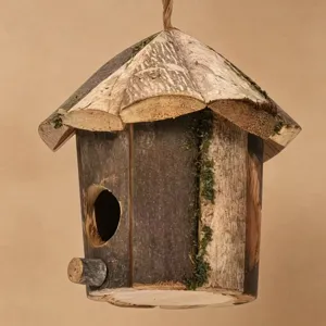 Casetta per uccelli in legno rustico, ornamento appendibile da esterno per giardino.