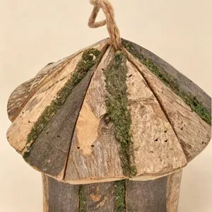 Casetta per uccelli in legno rustico da appendere con corteccia naturale e decorazione di muschio.