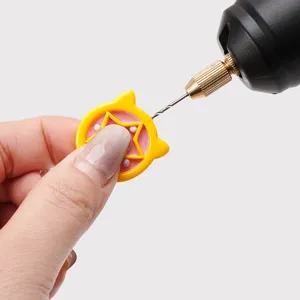 Detalle del colgante de resina DIY durante la perforación para llaveros y joyería de estrellas.