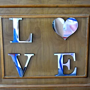 Adesivi murali specchio acrilico con lettere LOVE decorazione casa, dettaglio di grande arte.