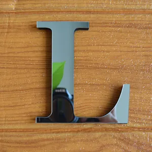 Adesivo murale lettera L specchio acrilico, insegna decorativa argento riflettente.