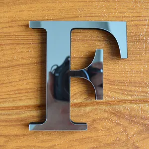 Adesivo murale con lettera F in specchio acrilico, superficie riflettente per decorazioni.