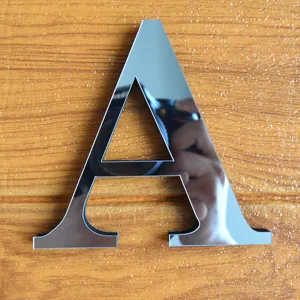 Primo piano dettagliato della lettera A specchiata in acrilico, superficie argentata, decoro.