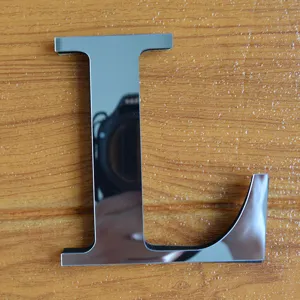 Primo piano dettagliato della lettera specchio acrilico lucido L per decorazione murale.