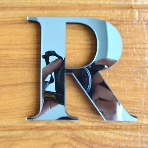 Adesivo murale con lettera R in specchio acrilico per decorazioni domestiche e dettagli.