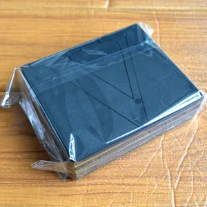 Scatola per gioielli nera con design a trifoglio classico confezionata in plastica.