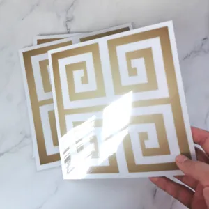 Adesivo per piastrelle geometrico dorato e marmo, ideale per decorazione murale fai-da-te.
