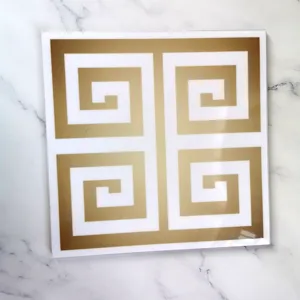 Vista dettagliata adesivo per piastrelle greco dorato motivo geometrico minimalista.