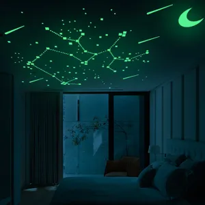 Autocollants étoiles et lune phosphorescents pour plafond vue détaillée décoration de chambre.