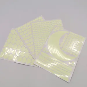 Autocollants muraux lumineux phosphorescents avec des cœurs et une lune pour la décoration.