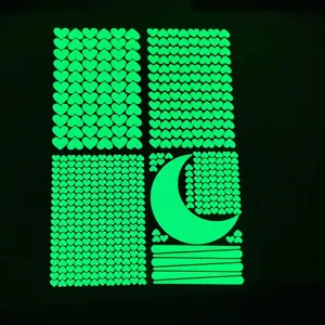 Vue détaillée des autocollants muraux phosphorescents en forme de cœur et de lune pour la maison.