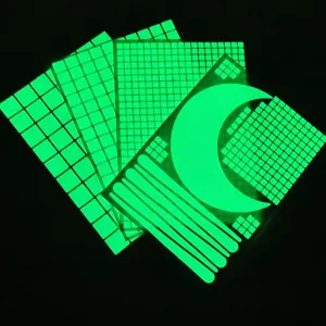Autocollants muraux lumineux phosphorescents avec carrés et croissant de lune pour la décoration.