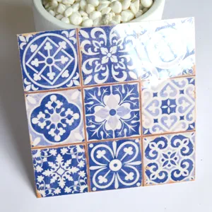 Vista detallada del adhesivo de azulejo marroquí azul y blanco, decoración de pared retro impermeable.
