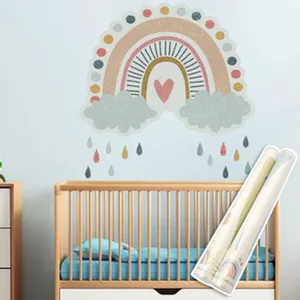 Sticker mural de chambre d'enfant avec arc-en-ciel et nuages pour une jolie décoration.