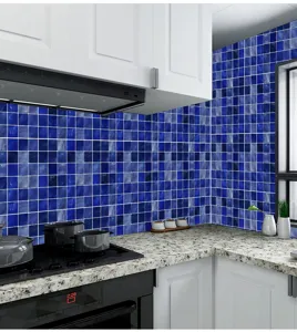 Dettaglio adesivo per piastrelle a mosaico blu mostra decorazione murale cucina casa.